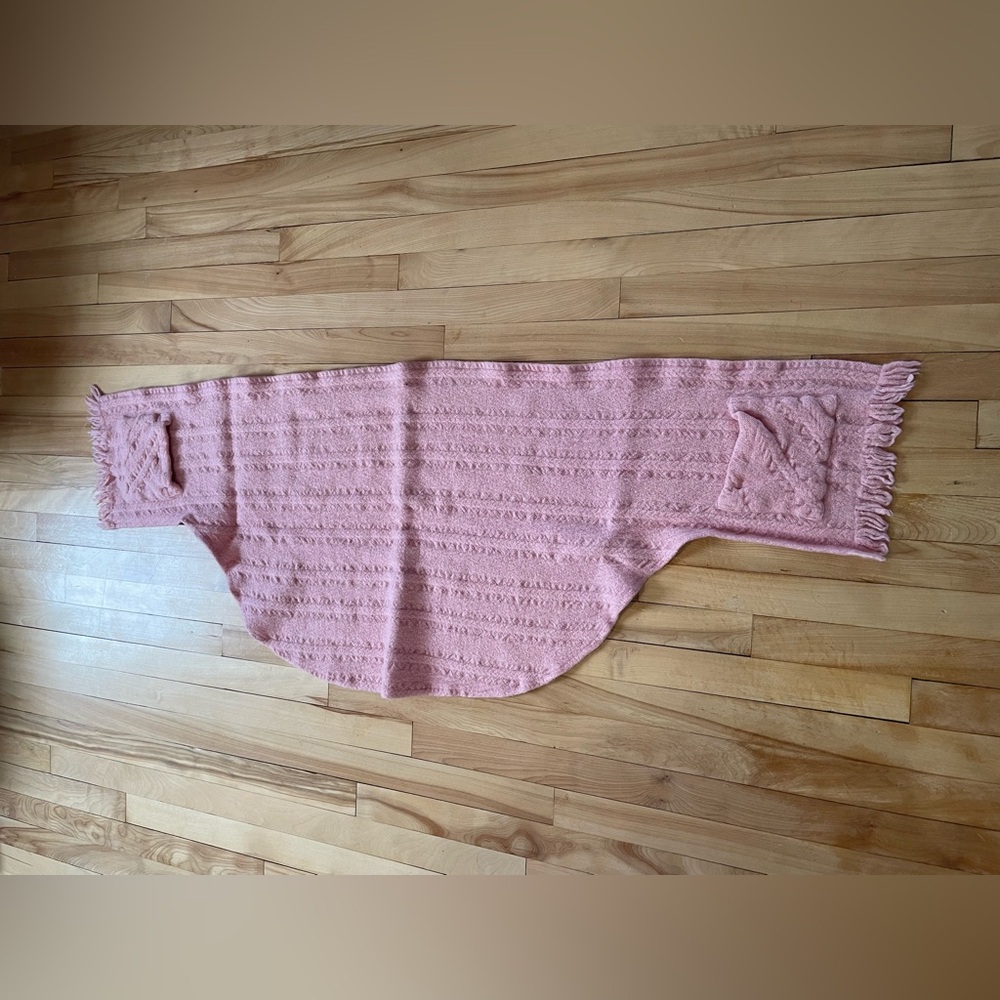 Pink Irish 🇨🇮 wool shawl with pockets - Picture 2 of 12
